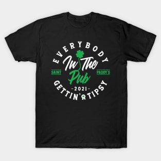 Everybody In The Pub 2021 Getting Tipsy St Patricks Day Shamrock T-Shirt